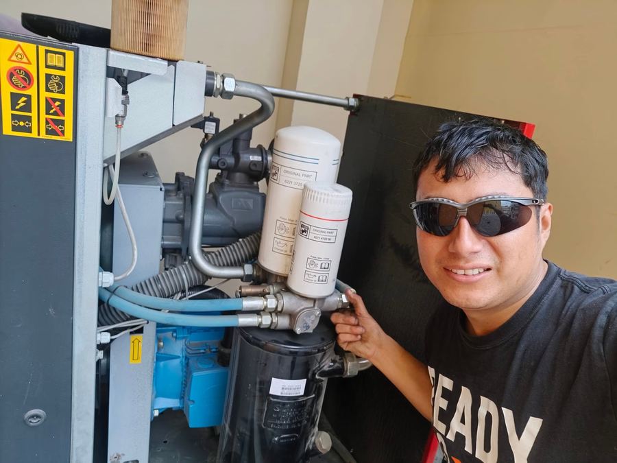 Técnico de Romano Compresores realizando mantenimiento